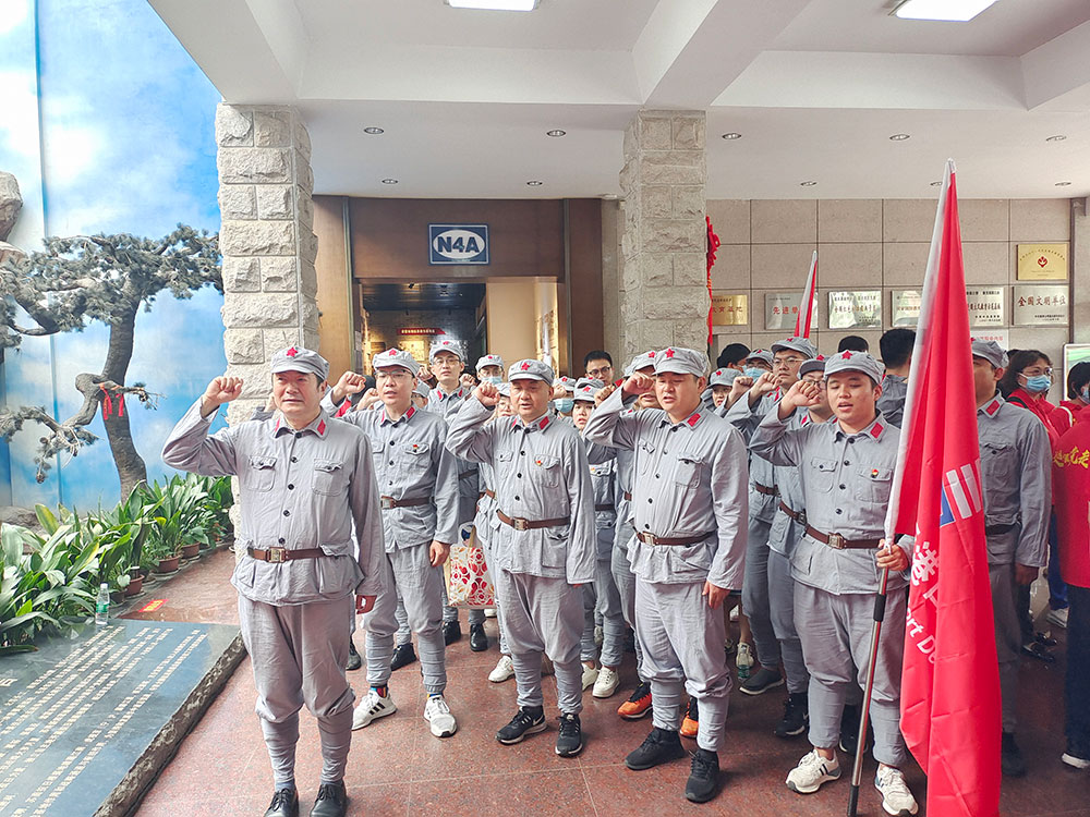 4口岸生长机关支部联合供应链支部赴句容茅山新四军纪念馆开展党史教育活动。在新四军纪念馆展馆大厅，全体党员面临党旗，高举右手重温入党誓词，再次体会作为一名共产党员的责任感和使命感。.jpg