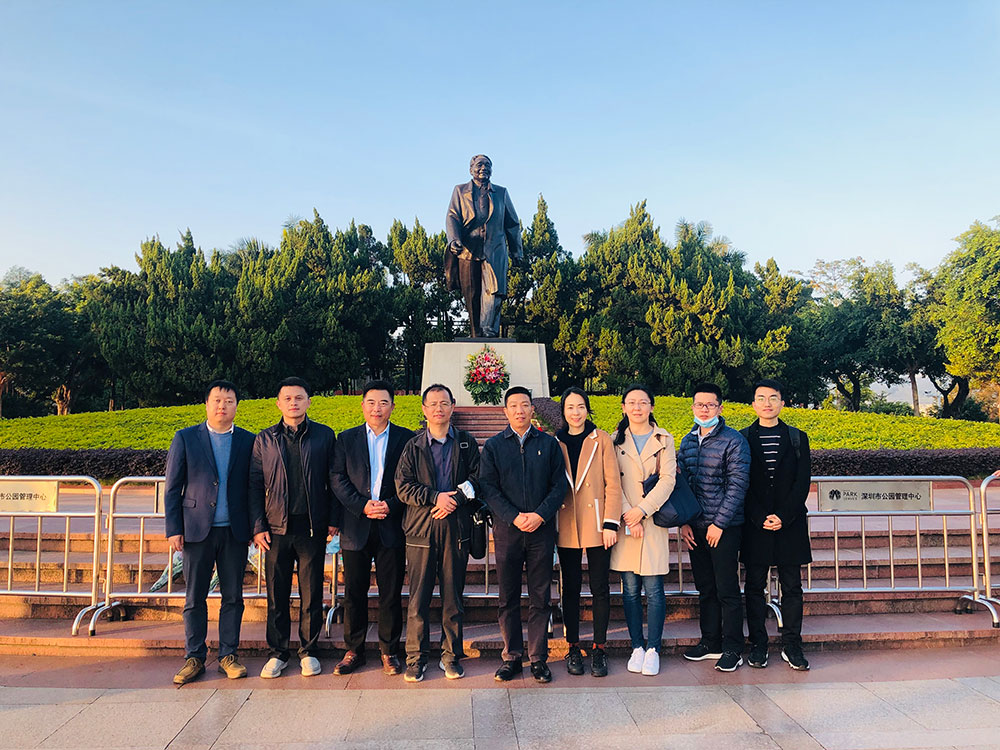 6-战略综合党支部赴深圳博物馆及莲花山公园开展“不忘初心学党史”主题教育，有用引发党组织的凝聚力和向心力，切实提高党员干部的党性修养和责恣意识。.jpg